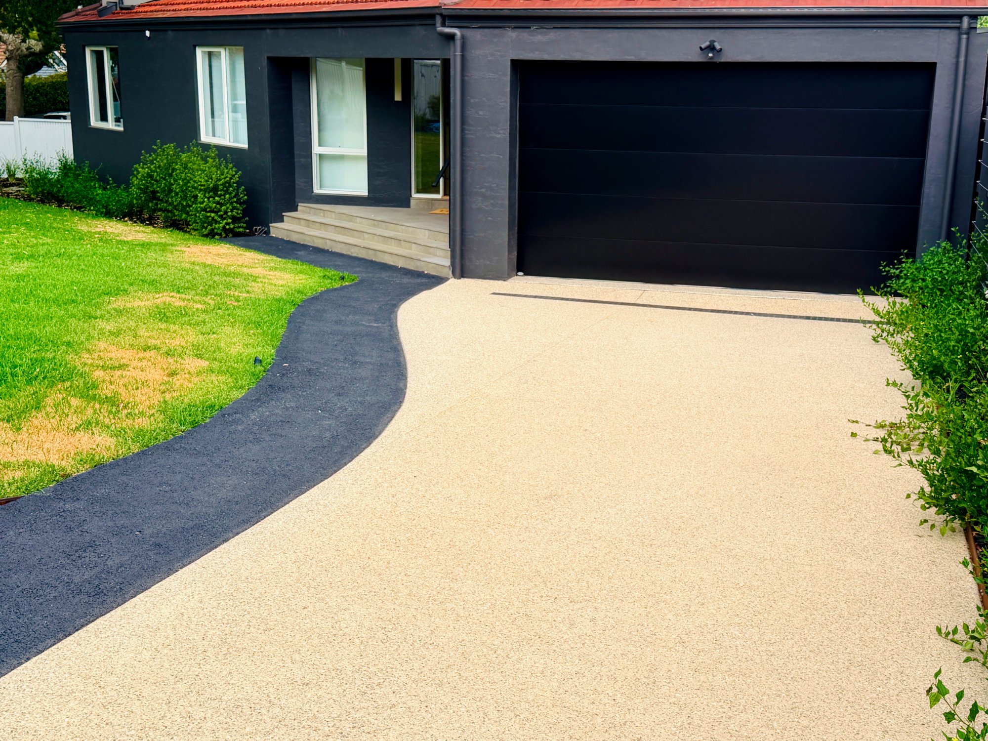 Resin Bound Driveway with Curved Permeable Border